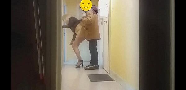 milf suce un jeune coursier